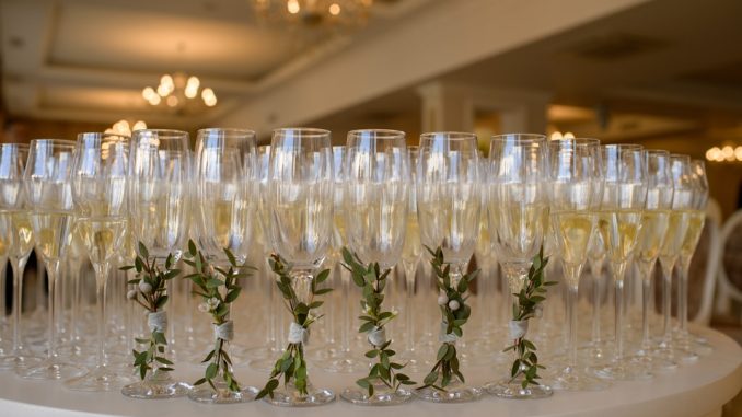 Så skapar du ett champagneparadis hemma illustration